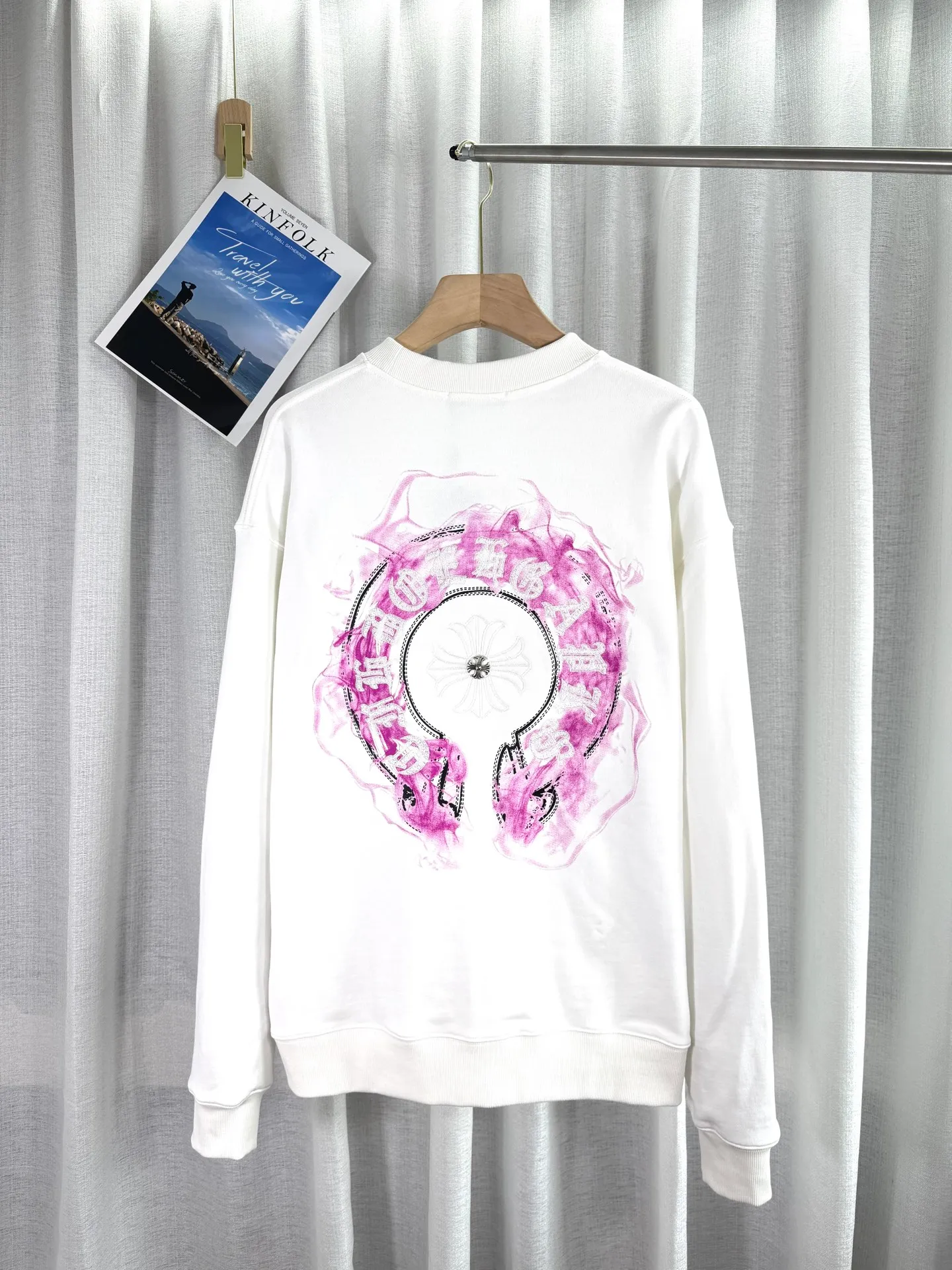 P260 top version, real shot without P, ​​different from market currency) 𝗖𝗵𝗿𝗼𝗺𝗲 𝗛𝗲𝗮𝗿𝘁𝘀/Cro Heart 2025 patch embroidery autumn and winter new original single counter American laser burnt 3D three-dimensional embroidery couple casual sweatshirt 👑The highest version! Customized fabric 440g tripe terry fabric! American acid-washed and distressed original fabric laser burnt ✟appliqué embroidery and exquisite embroidery of letters! The best-selling model in the counter, very comfortable to wear. Accessories: original molded and authenticated collar label➕100% silk wash label. Genuine purchase-grade original hangtag➕matching hanging rope➕3D hanging beads➕original packaging bag. Craftsmanship: The original version has consistent wiring! The highest version of the armhole matching technique! Color: White Black Size: S M L XL Style Number: 25-310